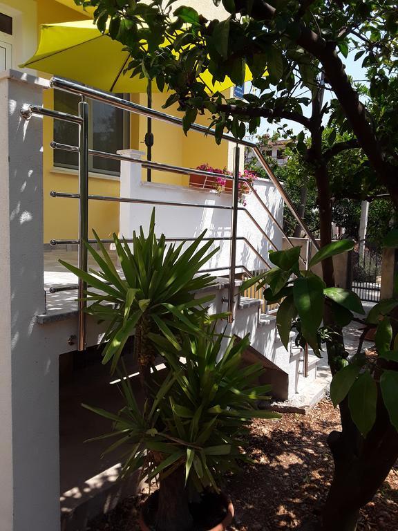 Lara Apartman *